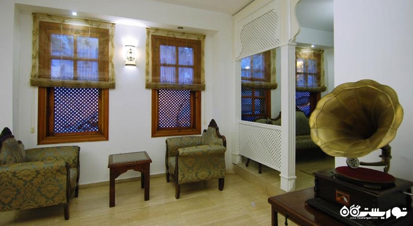 محوطه نشیمن در لابی هتل